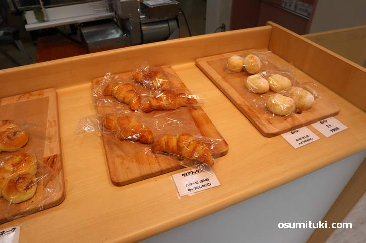 塩パン、クロワッサン、白パンなどが数種類（値段は100円）