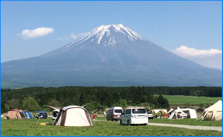 富士山のふもとにある真冬のキャンプ場