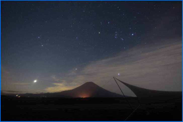 ふもとっぱらキャンプ場で見える月夜の富士山