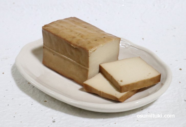真砂の燻製豆腐(岩豆腐の燻製)、とっても香りのよいスモーク豆腐です