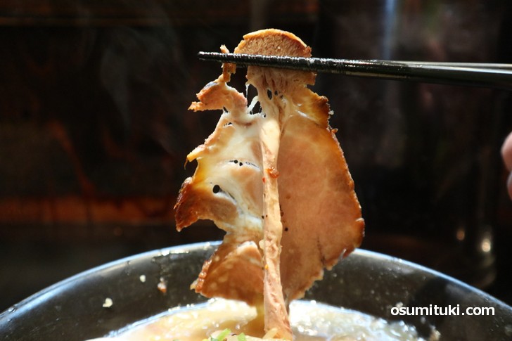 京都にある「豚人 NAKAMARU （ぶたんちゅなかまる）」のラーメンはパンチのある旨いスープです