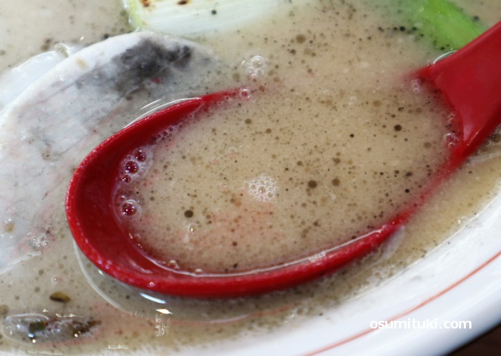 スープは濃厚鶏白湯に根菜系の味わい