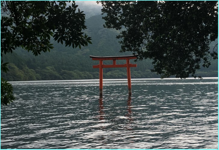 九頭竜神社にある湖上の鳥居(芦ノ湖)