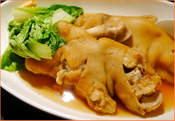 沖縄の家庭料理「豚足の煮付け」