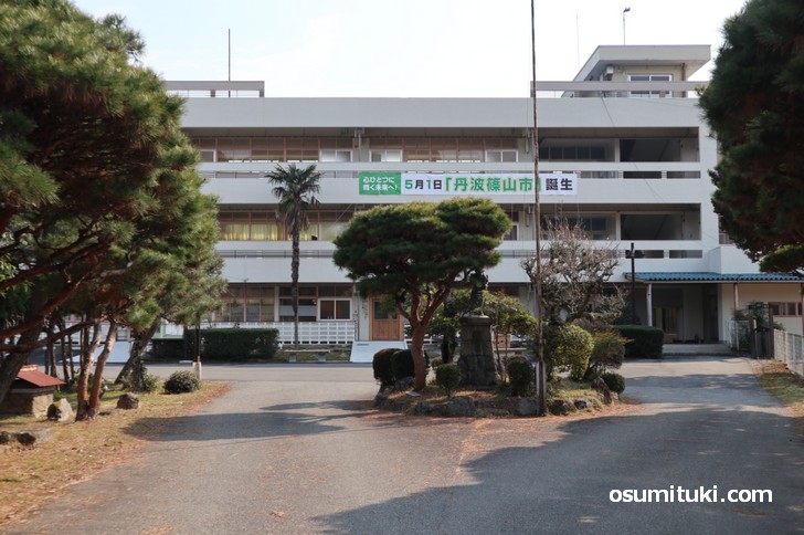 廃校となった福住小学校は「篠山市 多紀支所」になっています