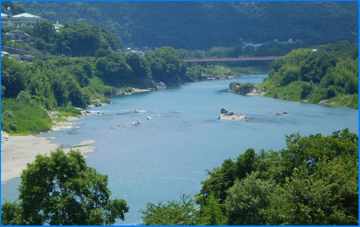 グランマキッチンえりこ の隣を流れる吉野川