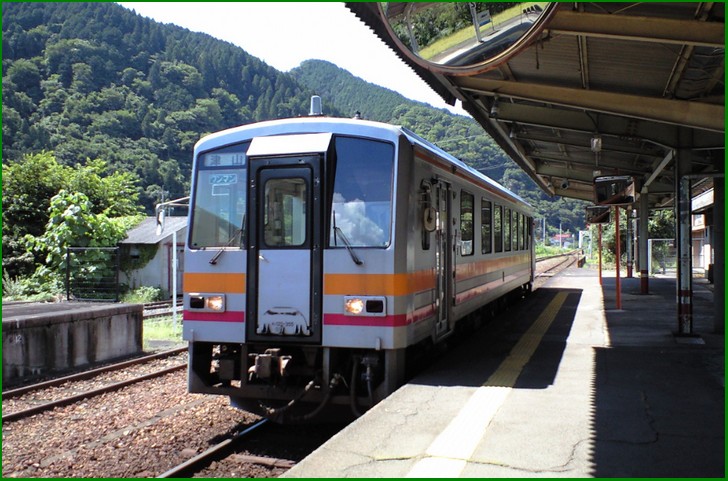 JR姫新線(きしんせん)の「佐用駅」で下車が最寄りです