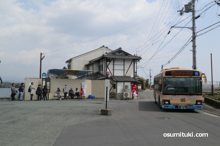 JR向日町駅から阪急バスで「南春日町バス停」下車
