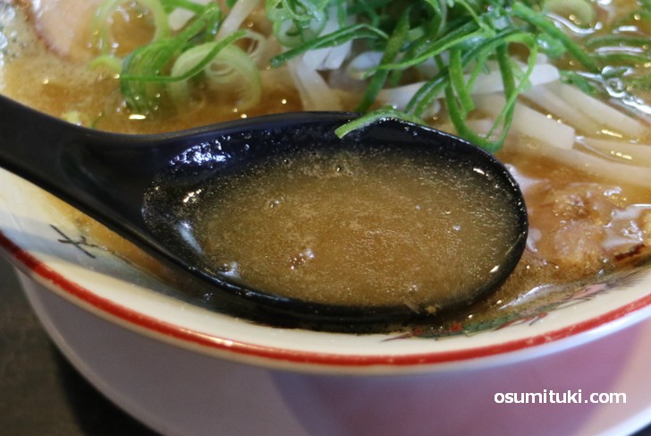 スープはコラーゲンが浮かんで膜をはります