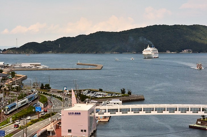 答志島へは鳥羽マリンターミナルから鳥羽市栄定期船で向かいます