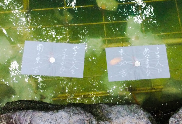 鏡の池の縁占いが人気なのは「日本最初の和歌」に隠されている？