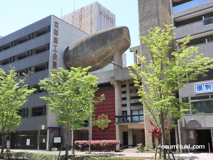 2019年3月に閉館した京都商工会議所（左側のビル）