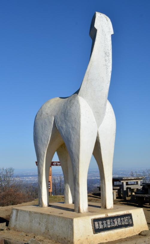 陣馬山（じんばさん）の山頂にある白馬の像