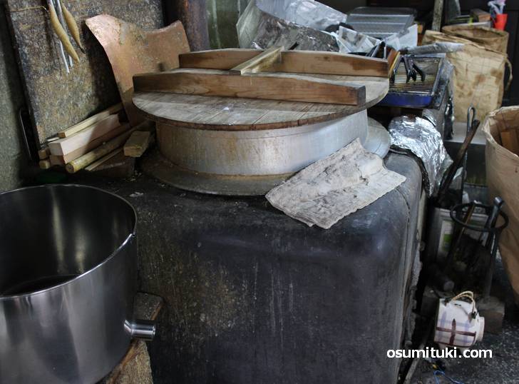 鉄釜で薪を使って炊いた豆乳は、大豆の風味が良く甘みも優しく美味しくなる