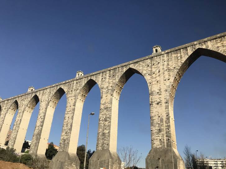 ポルトガルの水道橋、こういった水道橋を歩道橋に転用した橋が西宮にあります