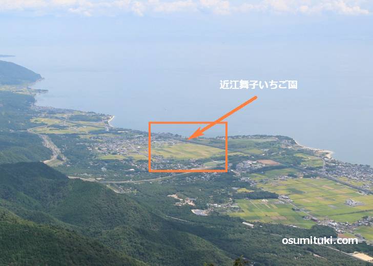 近江舞子いちご園は琵琶湖と比叡山脈の間にある広大な田園地帯にあります
