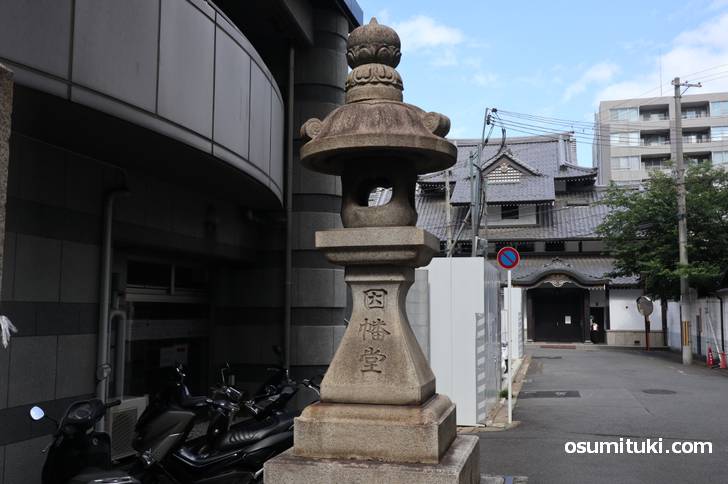 この灯籠が日本最古の高島屋らしい？！