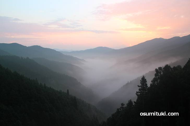 永遠と山が続く奈良県のスカイライン（50kmぐらい走っても町が無いような場所です）
