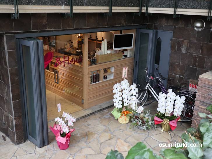 2019年7月4日開業、お花のタピオカティーの店「&HANA」