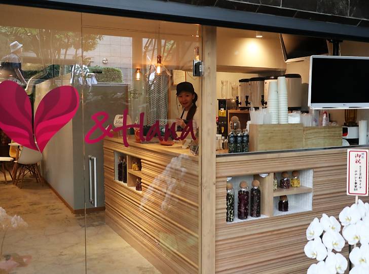 大丸京都店の北側隣にあるお花のタピオカティーの店「&HANA」