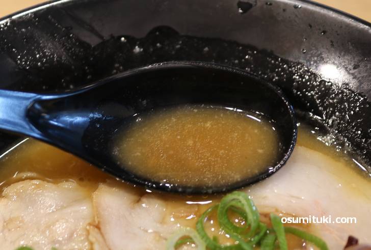 パンチの効いた醤油に濃厚な鶏白湯スープ
