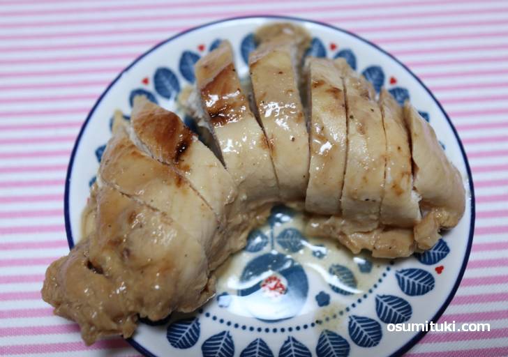 にんにくと酢で味付けされたサラダチキン