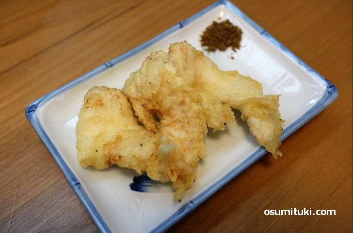 とり天(250円)はフワアッとした天ぷらで、これも激美味しいです!