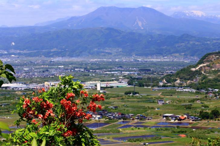 ふるフル は飯縄山を望む長野市にあります(写真は飯縄山と長野市の風景)