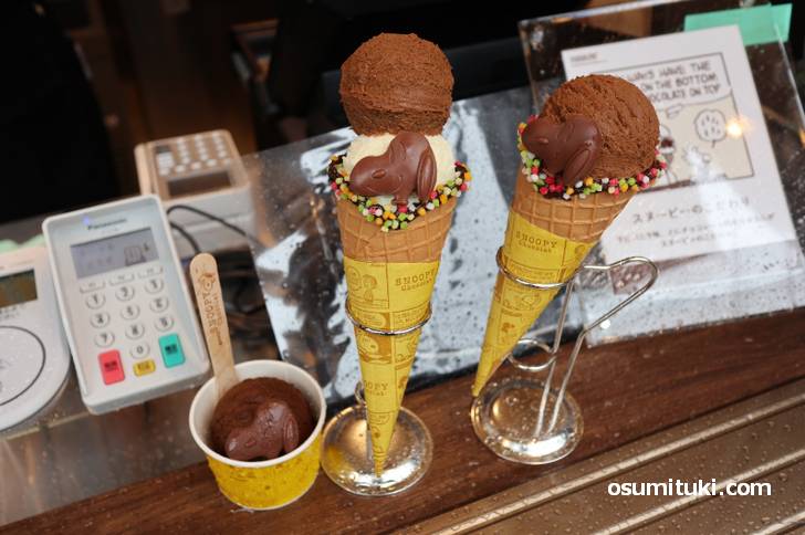 チョコレートなどの販売、店頭ではアイスクリームの販売が行われています