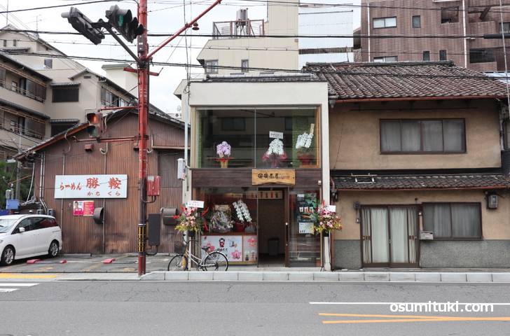 瑠璃茶屋は八坂神社から東大路通を南へ3分「東山安井」交差点の北西角
