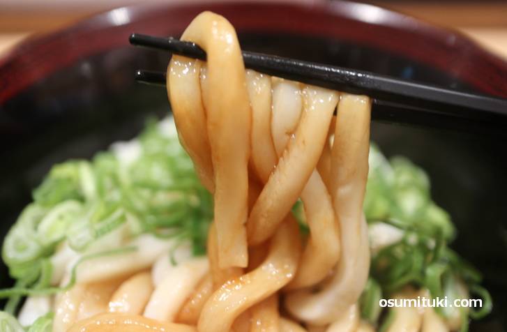 混ぜると麺が醤油色に染まります