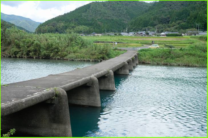 高知県高岡郡四万十町にある最古の沈下橋「一斗俵沈下橋」