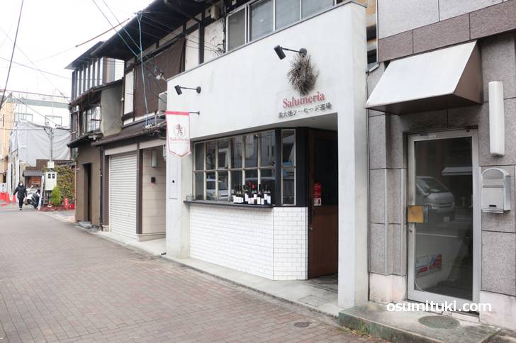 河原町丸太町上ル「炭火焼ソーセージ酒場Salumeria」さんの3号店だそうです