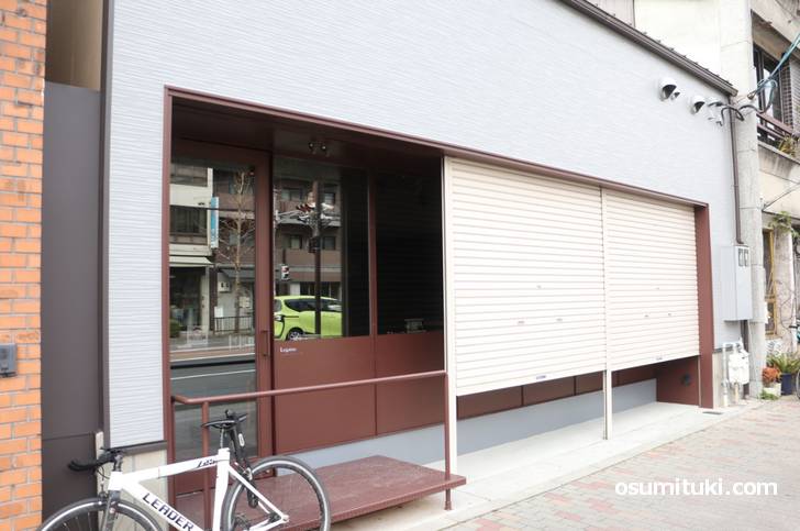 炭火焼ソーセージ酒場Legante は里ノ前町の交差点南西にあります