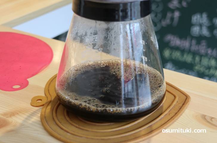 新鮮で泡立つコーヒーは「生きている珈琲」の証明です