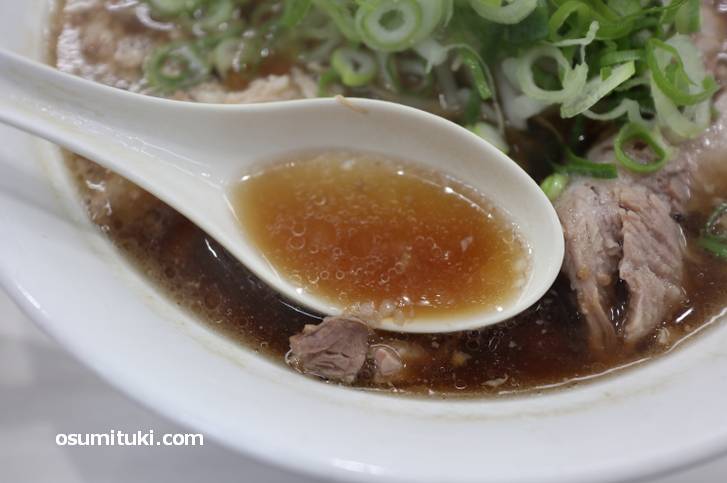 スープは豚骨醤油で京都らしく醤油辛さは控えめ