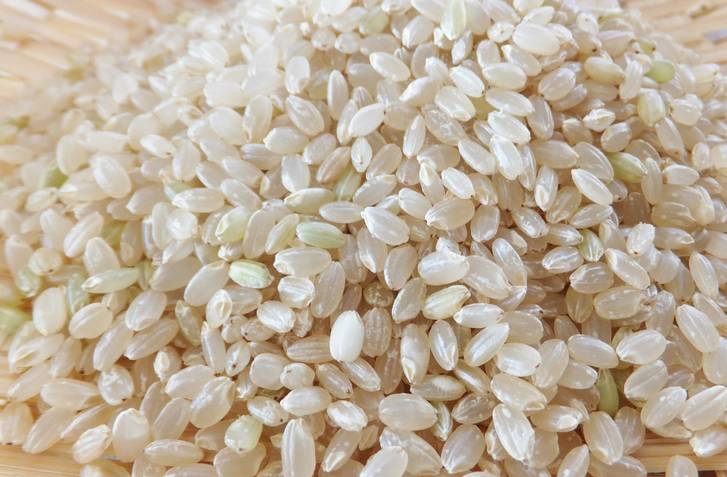 選別前のお米には緑色の米や白い米（未熟米）が含まれています