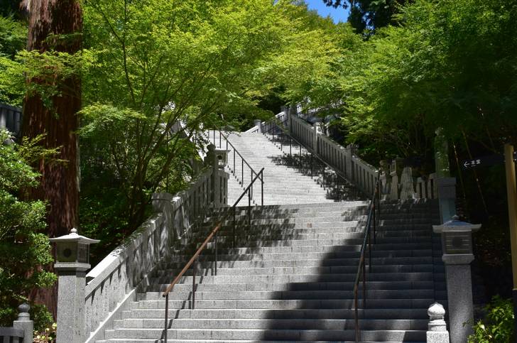 法多山尊永寺へは階段や山道がありますが、手前の茶店で食べることができます