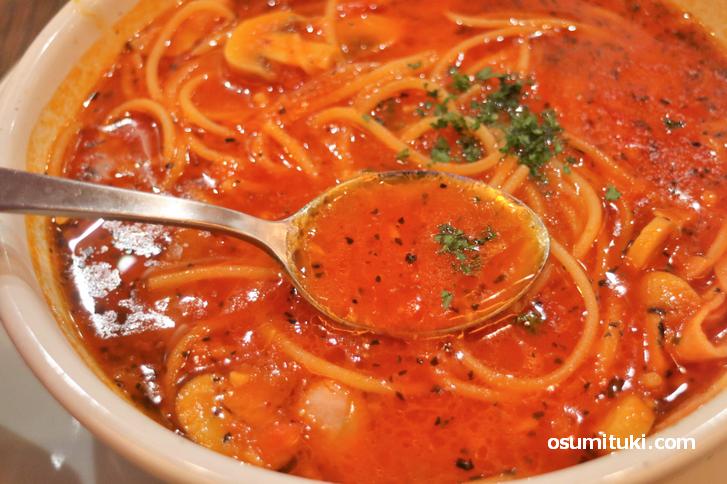 スッパ辛いトマトスープで食べるスープスパゲティ