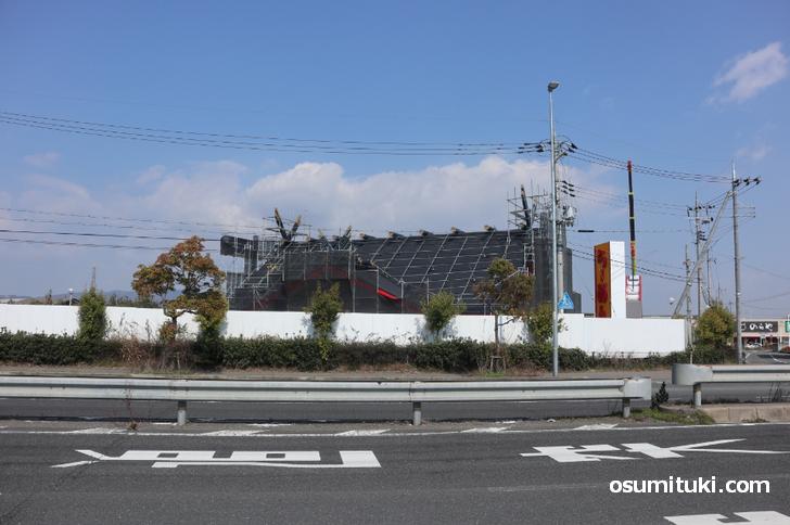 国道1号からみた「どうとんぼり神座 八幡店」