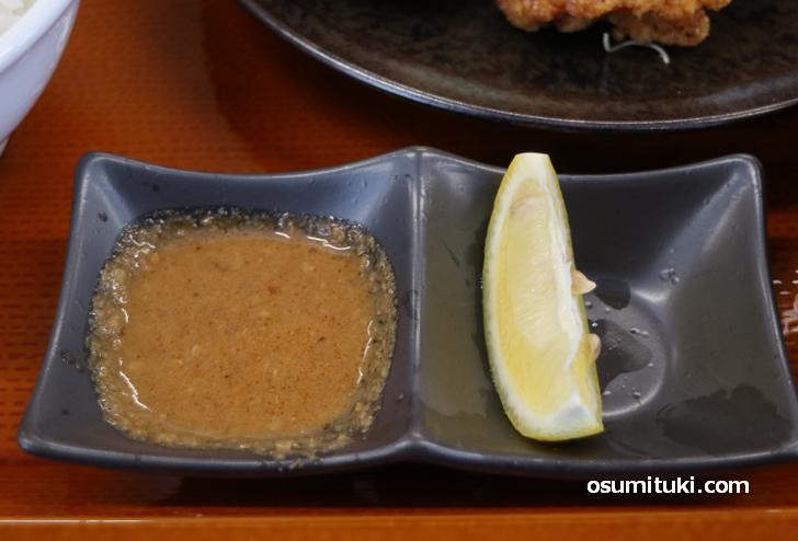 特製漬けダレとレモン