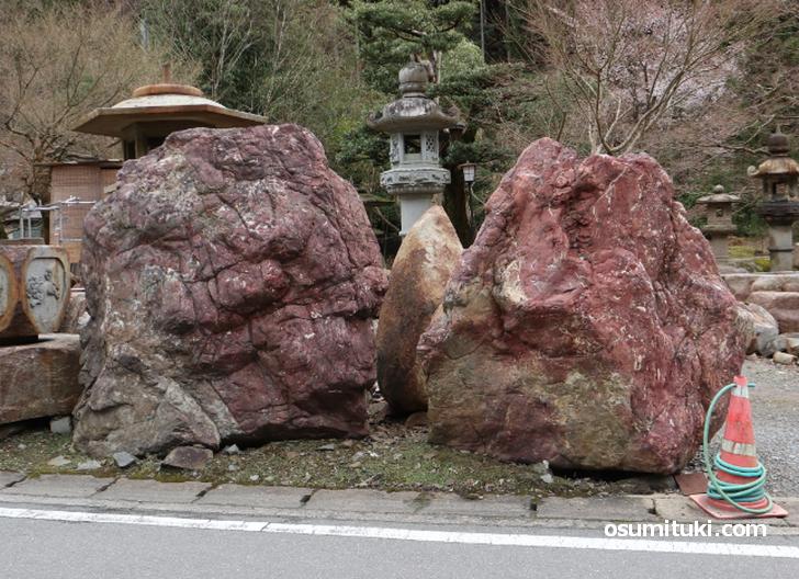 鞍馬石は鞍馬山周辺で採れる鉄を多く含んだ石