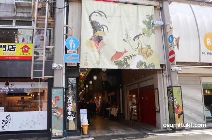 京都の錦市場には伊藤若沖の絵がたくさん描かれています