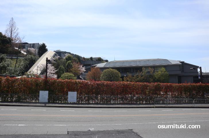 新型コロナウイルス罹患学生が在学していた京都産業大学(学生の姿はありません)