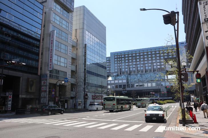 JR京都駅前、地元の京都市北区より車通りが少ない