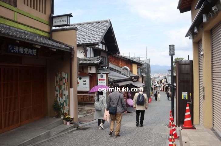 清水寺の近いところで数名の観光客がいました