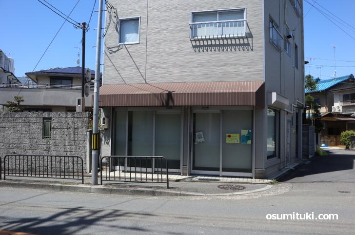 お土産店=休業