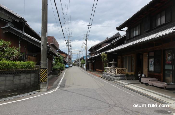 ヘアーサロン イナモリ(稲森理容店)のある平田宿の風景