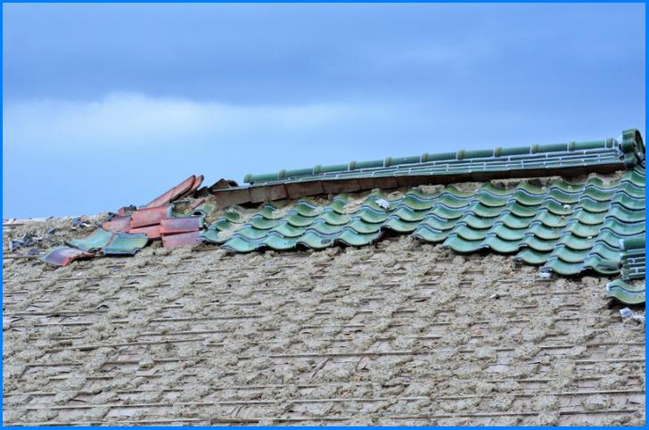 台風被害で屋根の代わりとしてブルーシートが使われ品不足となりました