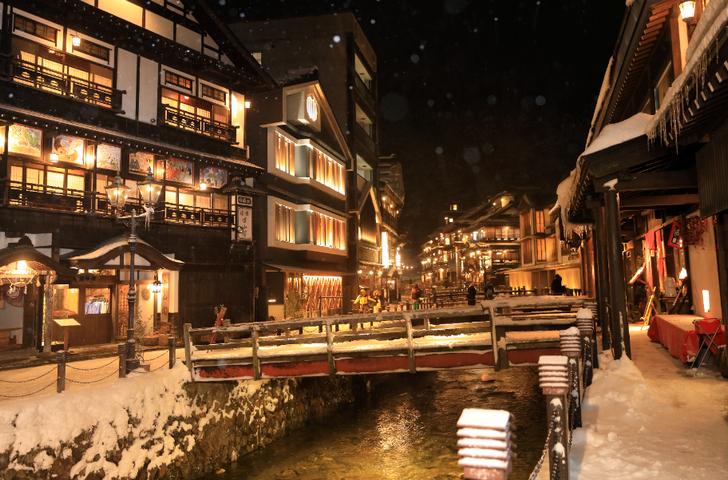 大正末期から昭和初期に建てられた木造の洋風建築(銀山温泉)